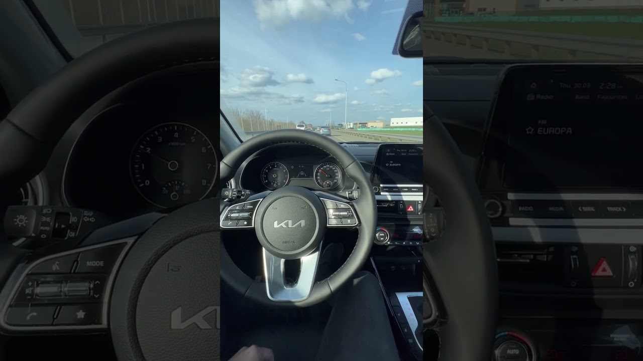 Kia Cerato PRESTIGE (2022) - работа системы удержания в полосе