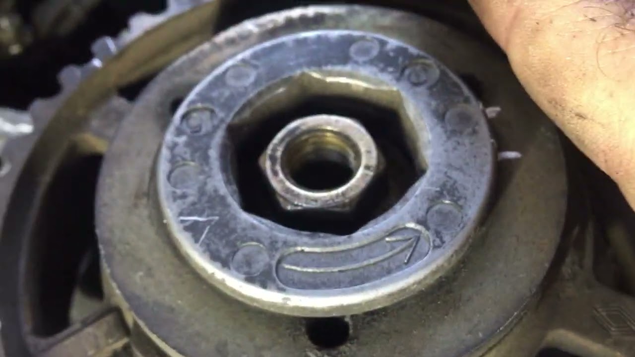 Cambiando retén bomba inyectora.