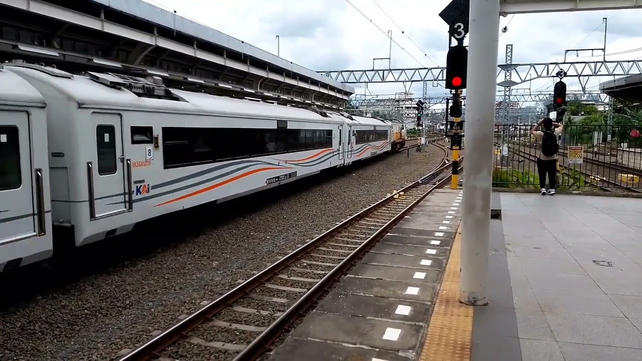 Kedatangan dan keberangkatan KA Argo Merbabu dan KA cakrabuana melintas langsung stasiun Jatinegara 