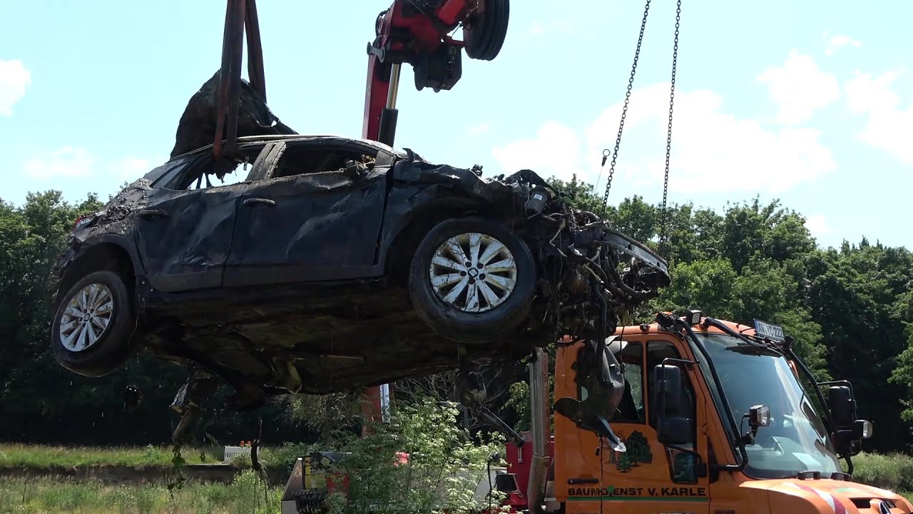 PKW 2 Jahre nach Flutkatastrophe aus Ahr geborgen in Bad Neuenahr-Lohrsdorf am 09.06.23