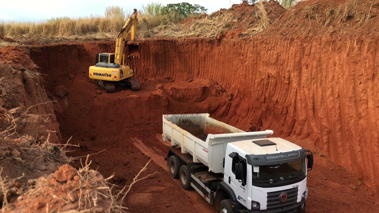 Corte de jazida com profundidade de 9 metros .Escavadeira Komatsu pc200