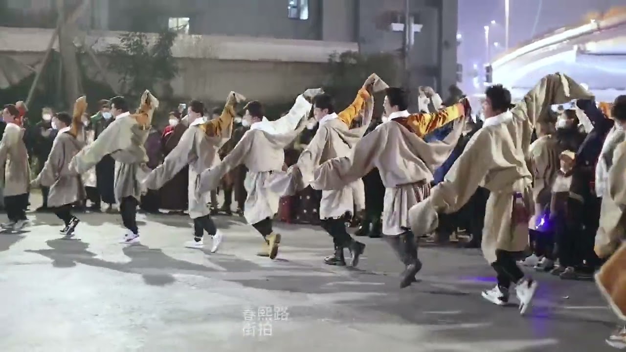 藏族男人高原上的雄鹰。#锅庄舞 #康巴汉子 #藏族舞 #春熙路街拍