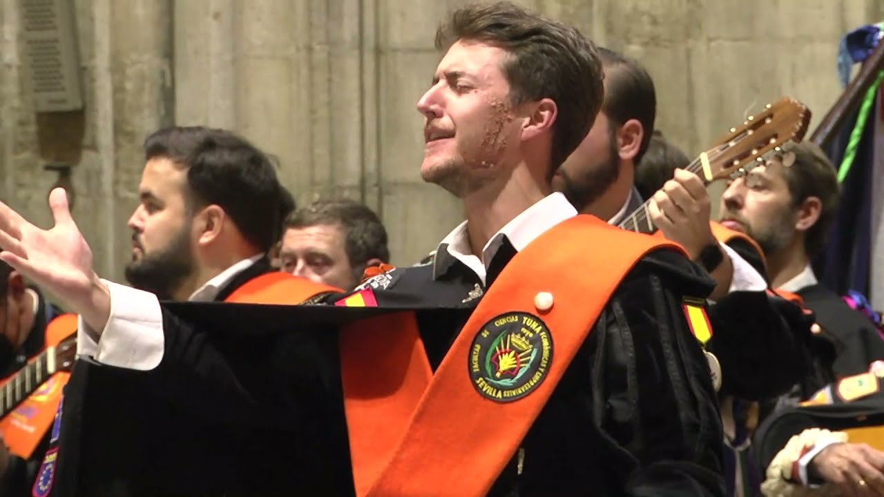 La Tuna de Económicas canta ante la Virgen de los Reyes
