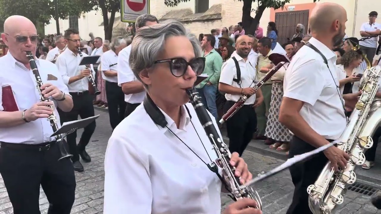 Banda sinfónica municipal de Sevilla en la procesión de la Virgen de los Reyes