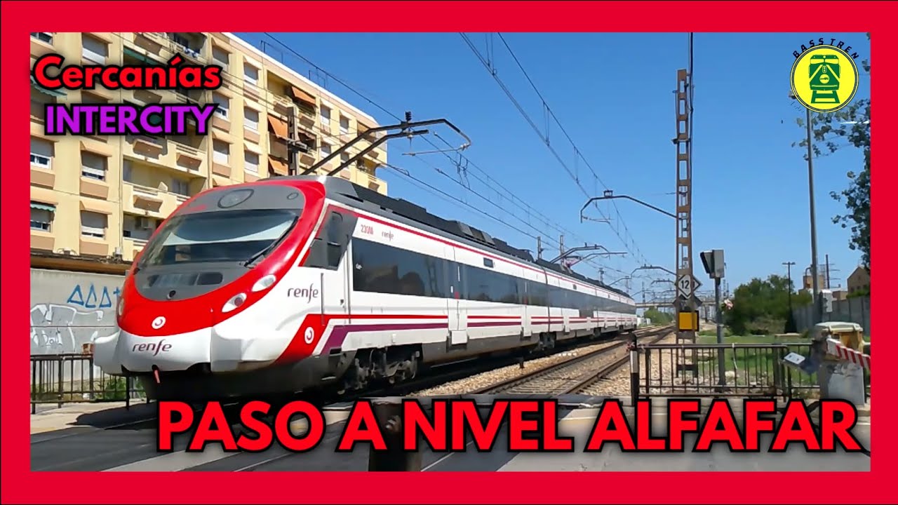 Trenes por el famoso paso a nivel de Alfafar, en Valencia