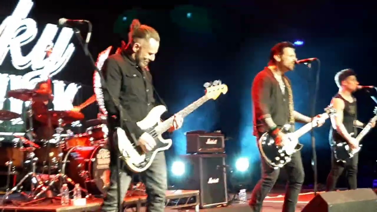 Ricky Warwick - Iron Fist / Free & Easy ( clip ) live