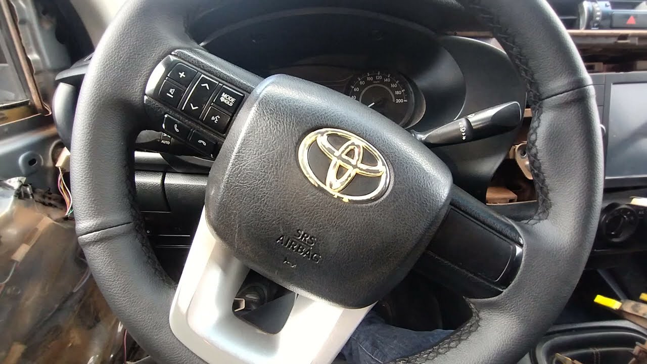 Hilux 2021 não trava e não destrava no controle: Não acende meia luz.