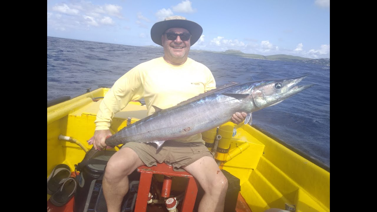 Catching wahoo with live bait, deep sea fishing in Curacao with Deckie Dirk www.curacaofishing.com