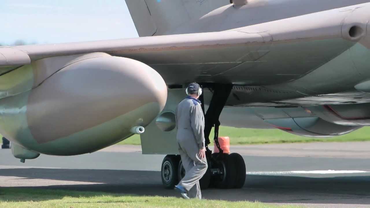 Handley Page Victor K2 Tanker XM715: Warm up and full power taxi on runway