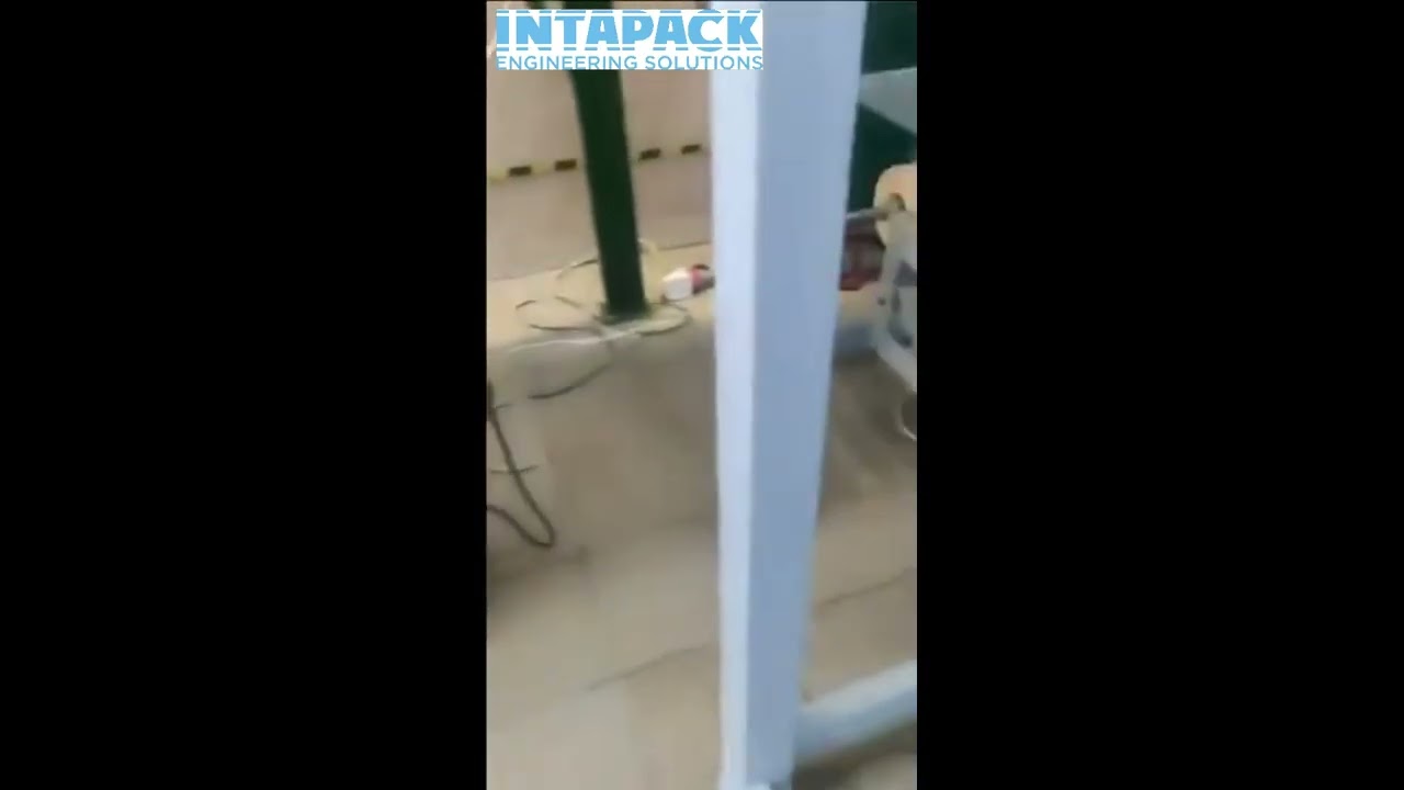 Packaging machine with labeling unit