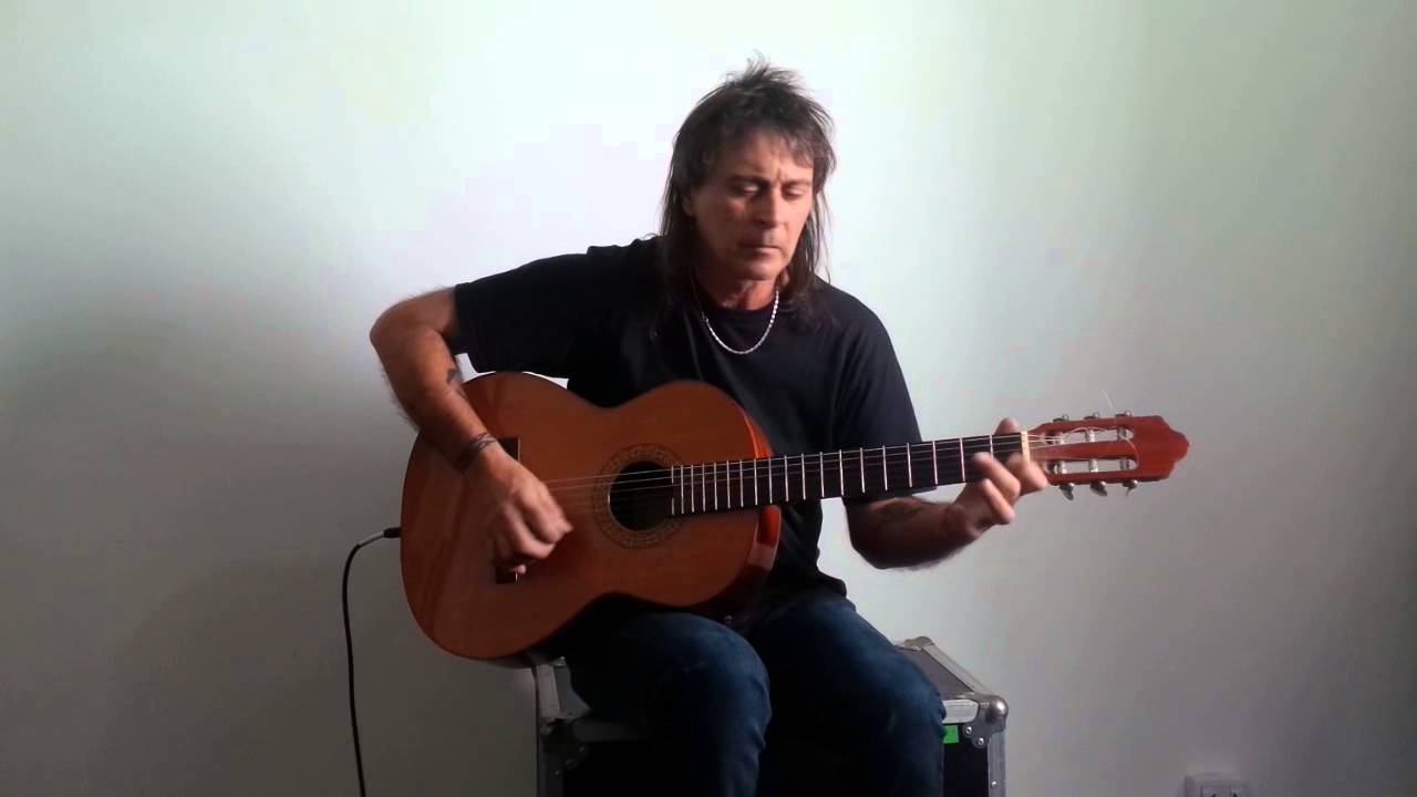 Claudio Marciello: (De Pie), acustico intimo.