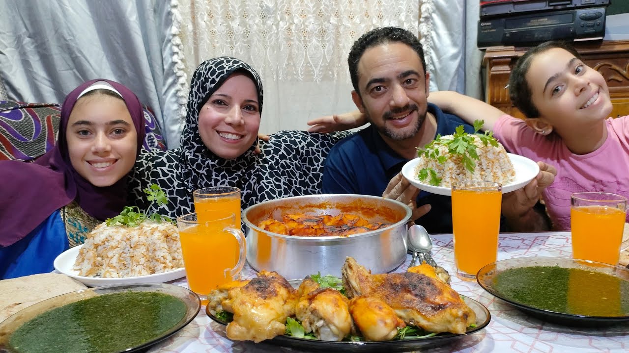 تحدي القوه رباعي على الدجاج وصينيه البطاطس واثنين رز بالشعريه كبير الملوخيه الخضراء والعقاب