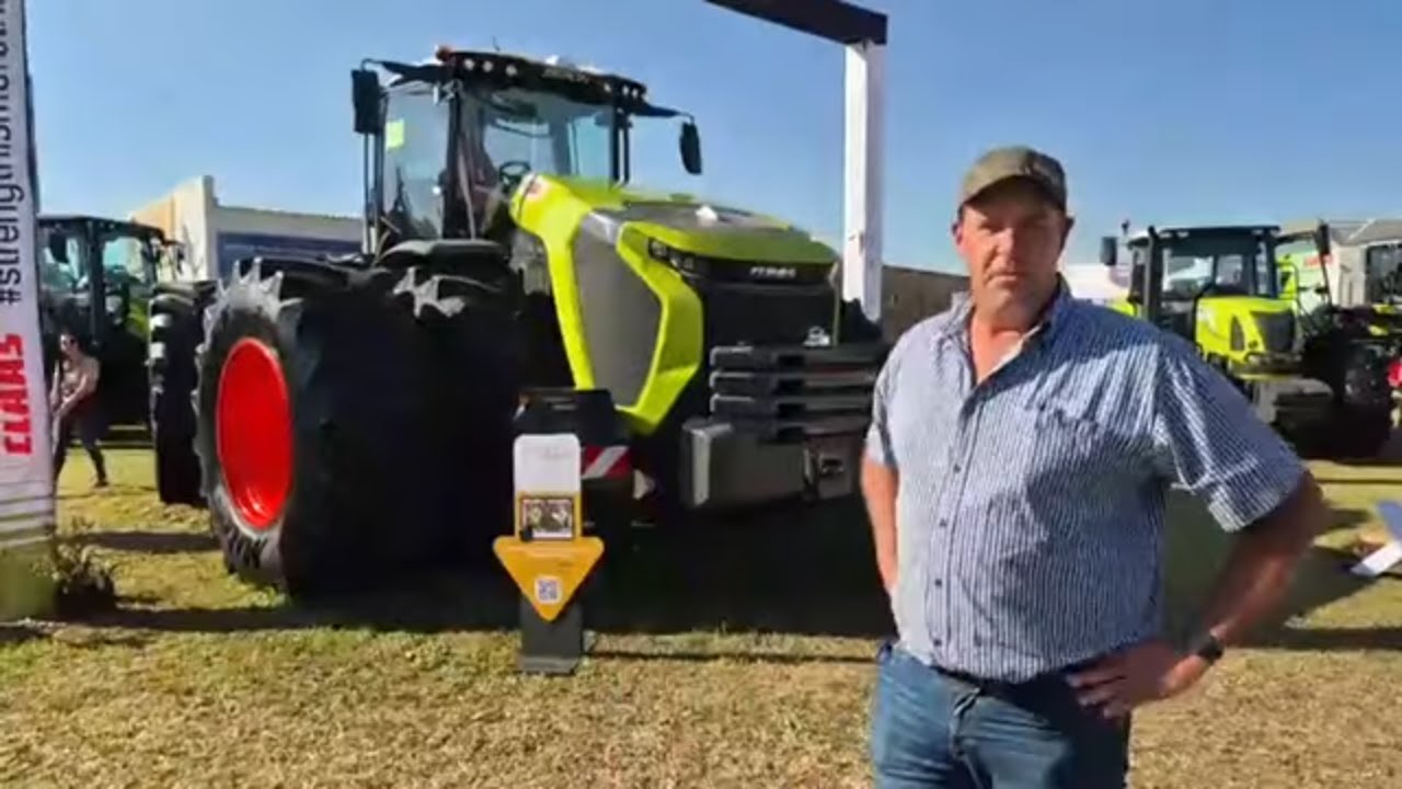 Hier is sommer twee Xerion trekkers by Claas op Nampo 2025.