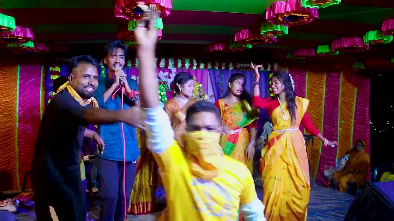 সকল শিল্পী মঞ্চে  উঠে নাচ করলো এবার মনির এর গানে।