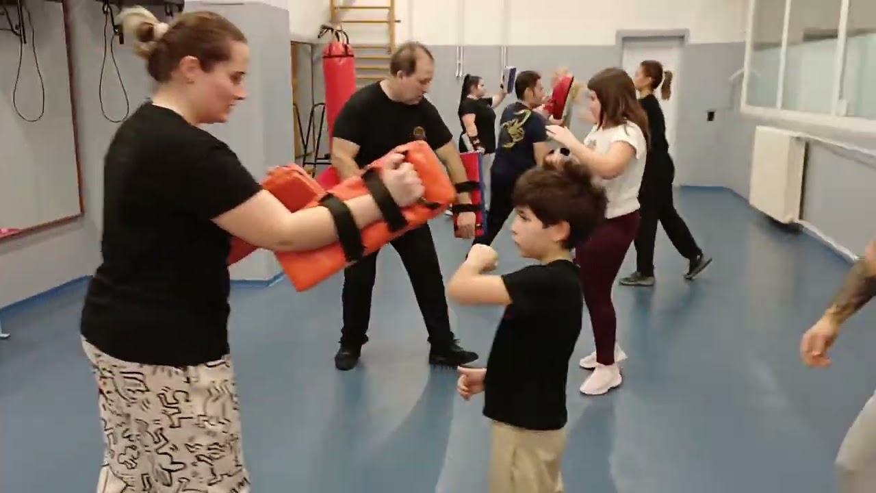 Wing Chun Combat System Serbia blocks, kicking and punching with focus pad