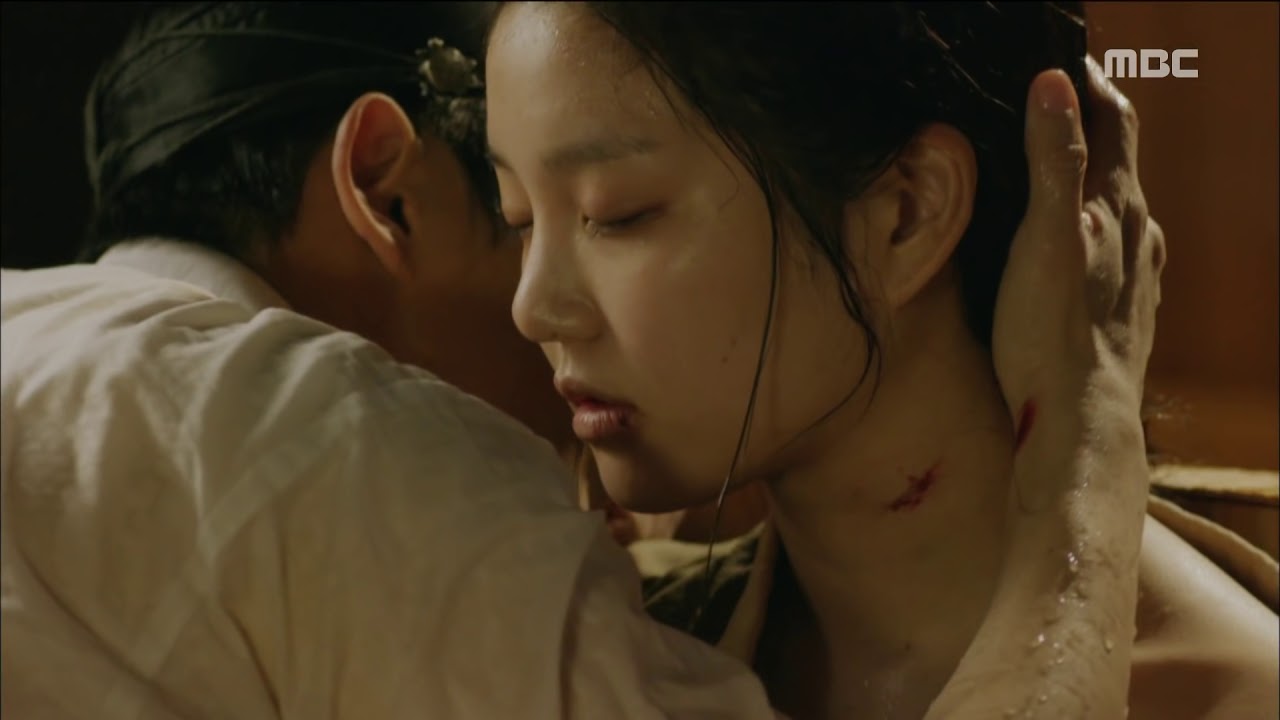 [Scholar Who Walks The Night] 밤을 걷는 선비 10회 - Lee Joon-ki give Lee Yu-bi a bath    20150806