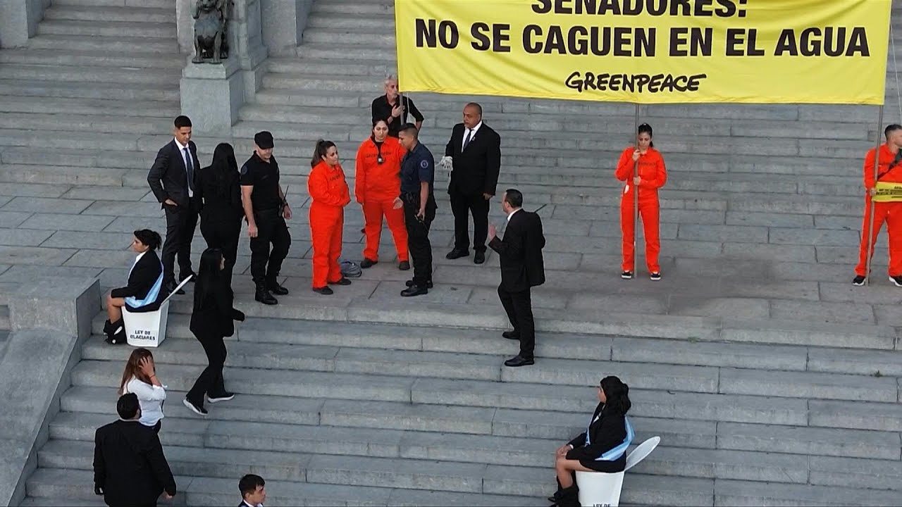 Ativistas do Greenpeace são detidos ao protestar contra reforma da lei dos glaciares | AFP