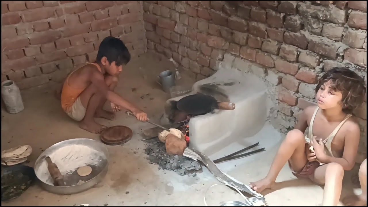 गांव के गरीब बच्चे बिताते हैं ऐसे अपना जीवन