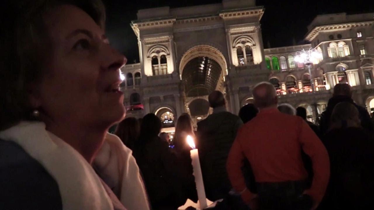 Proteste No Green Pass a Milano, in centinaia recitano il mantra buddista in piazza Duomo
