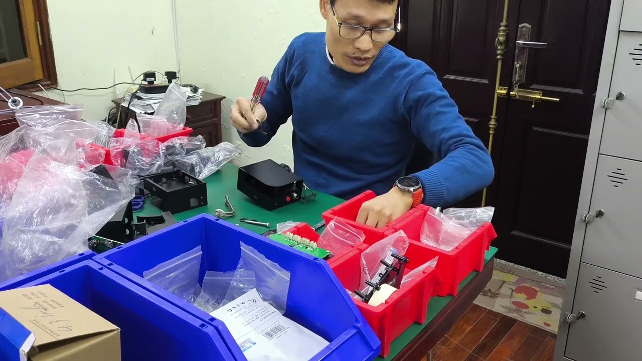 Lắp ráp máy in date cầm tay.