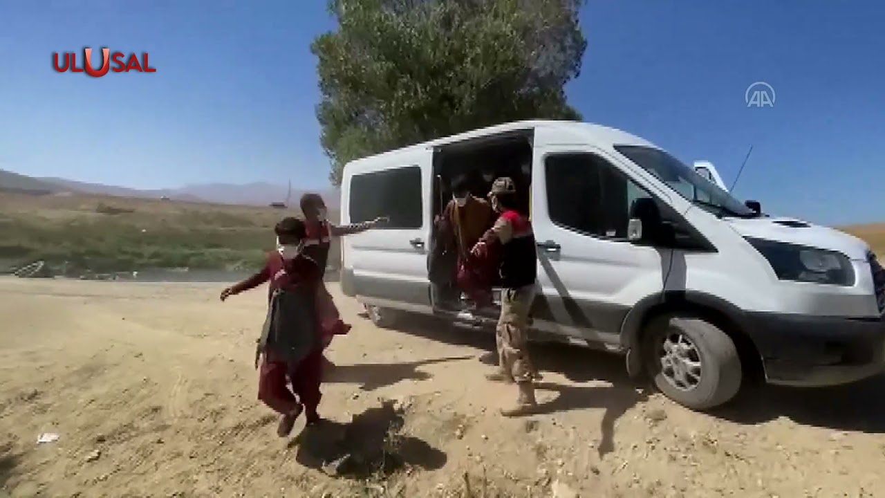 Van'da düzensiz göçmen operasyonu: 14 kişilik minibüs'ten 71 kişi çıktı