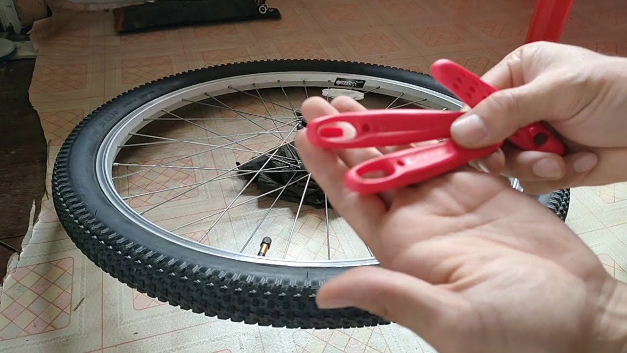 Membuka / melepas ban luar dan ban dalam sepeda pakai alat pembuka ban Toopre (Tire Lever Tool)