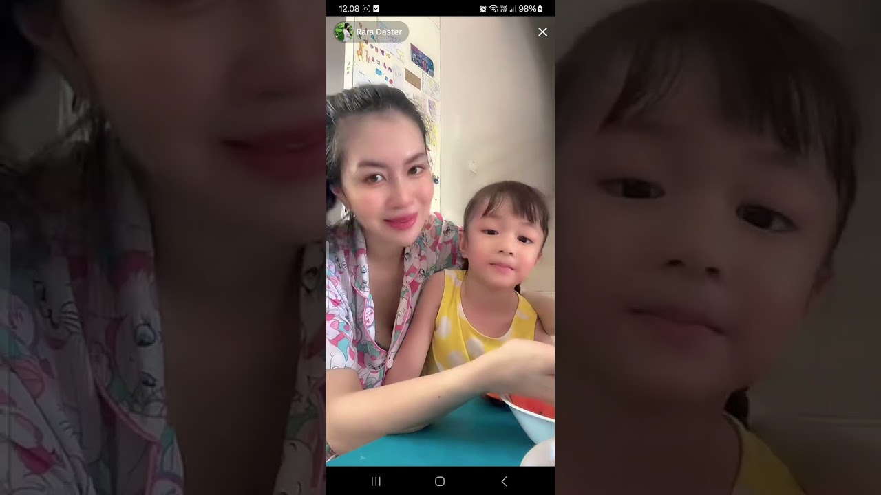 Bunda makan pepaya  sampai pepayanya kelihatan,,,,,,!!!