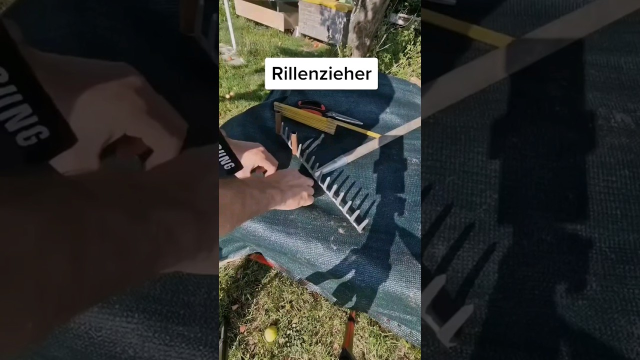 Einfacher Rillenzieher f&uuml;r die Erde, aus Schlauchst&uuml;cken gemacht. 🌍🌱 #diygarten  #DIY