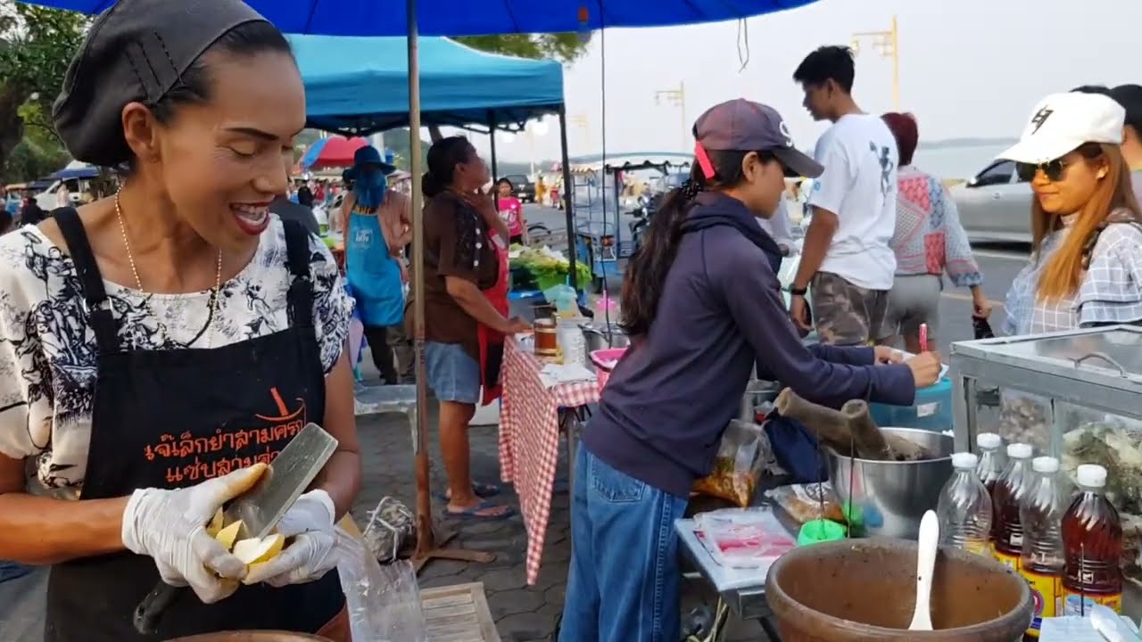 Приморская атмосфера в Прачуап Кхири Хане, в ресторане Je Lek's Som Tum Yum (Острый салат из море...
