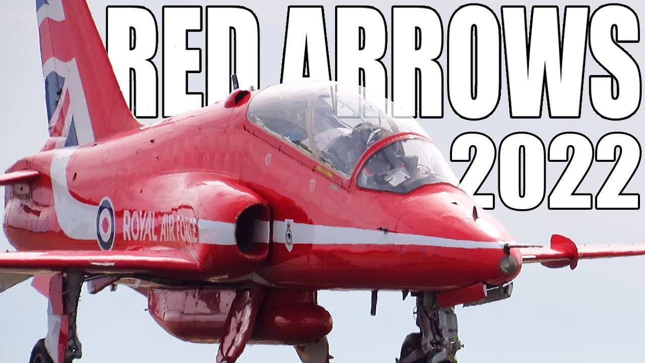 Red Arrows Arrive At Valley - Routing to Display For The Isle of Man TT Races. Amazing Circuit Entry