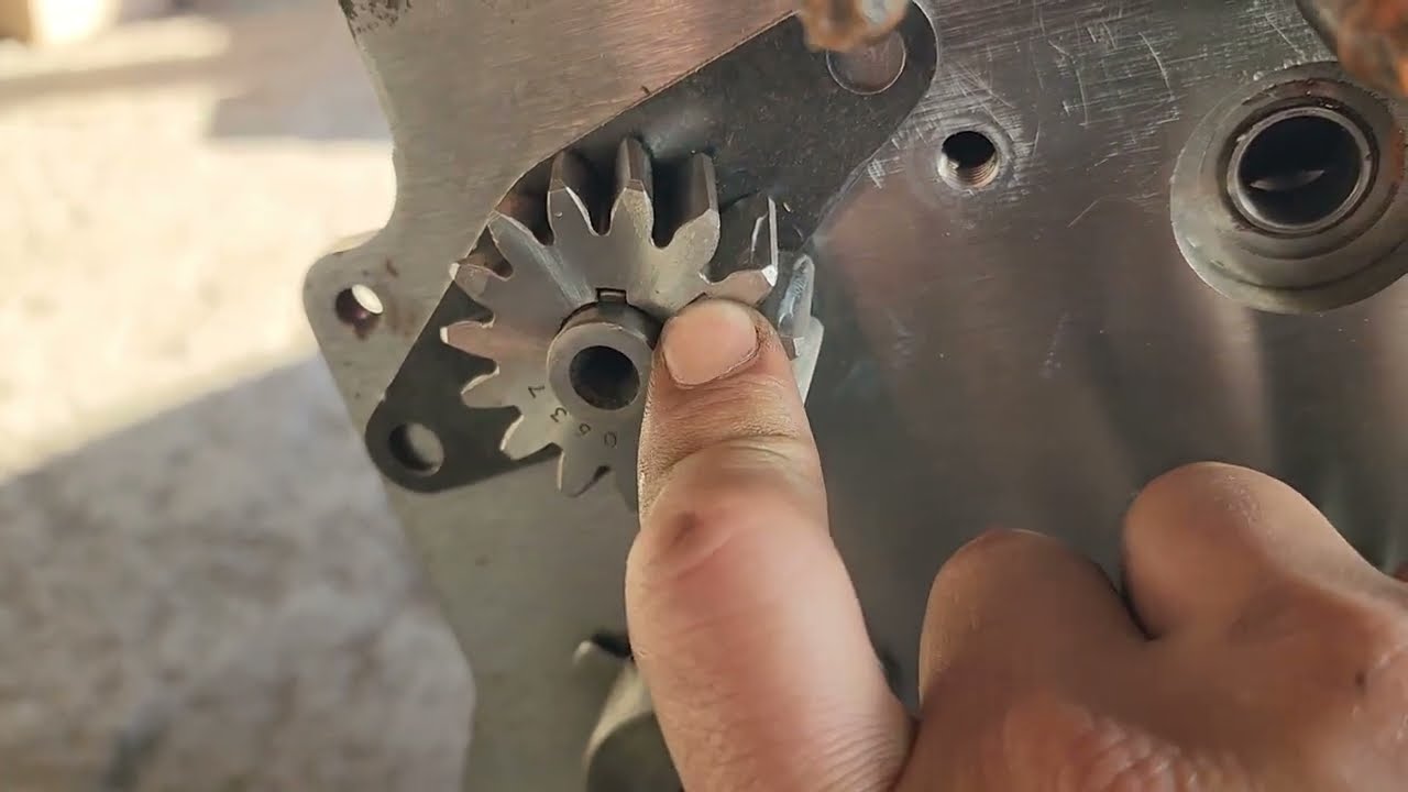 John Deere Powertech 4.5 | Instalación de carcasa del volante de inercia y ejes de balanceo