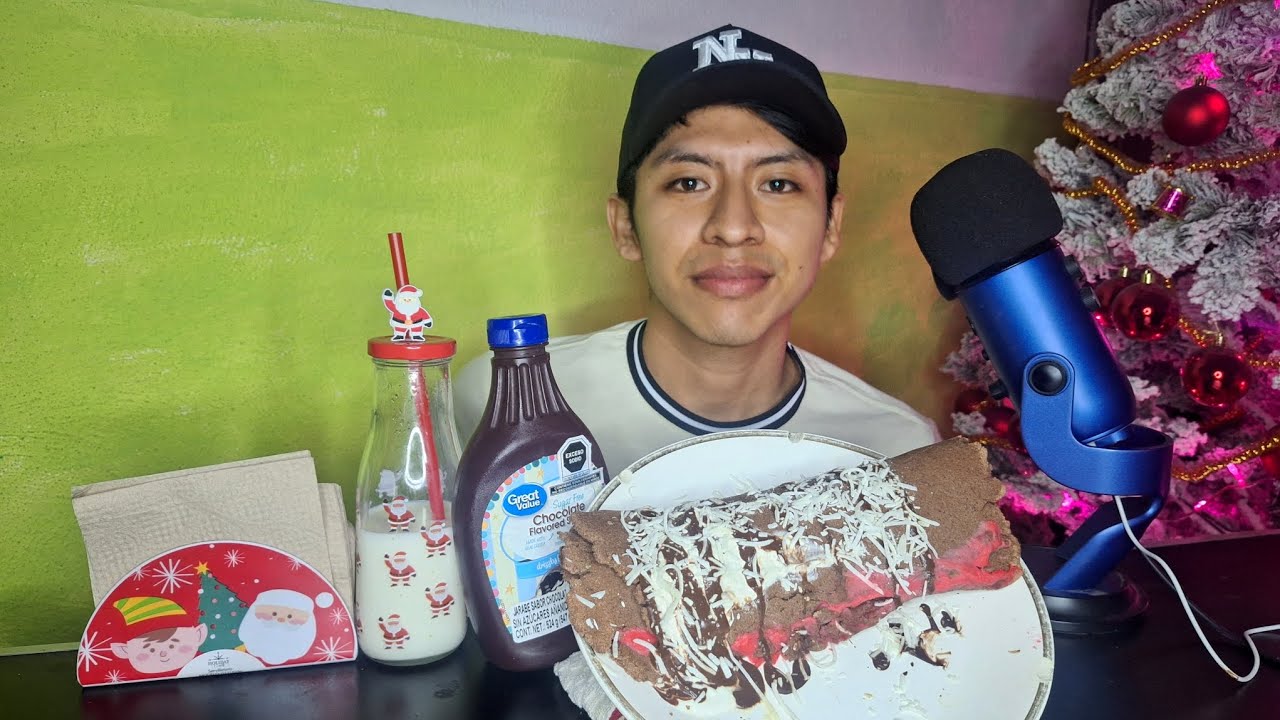ASMR COMIENDO ROLLO RELLENO DE CREMA DE FRESA Y CHOCOLATE MUKBANG 