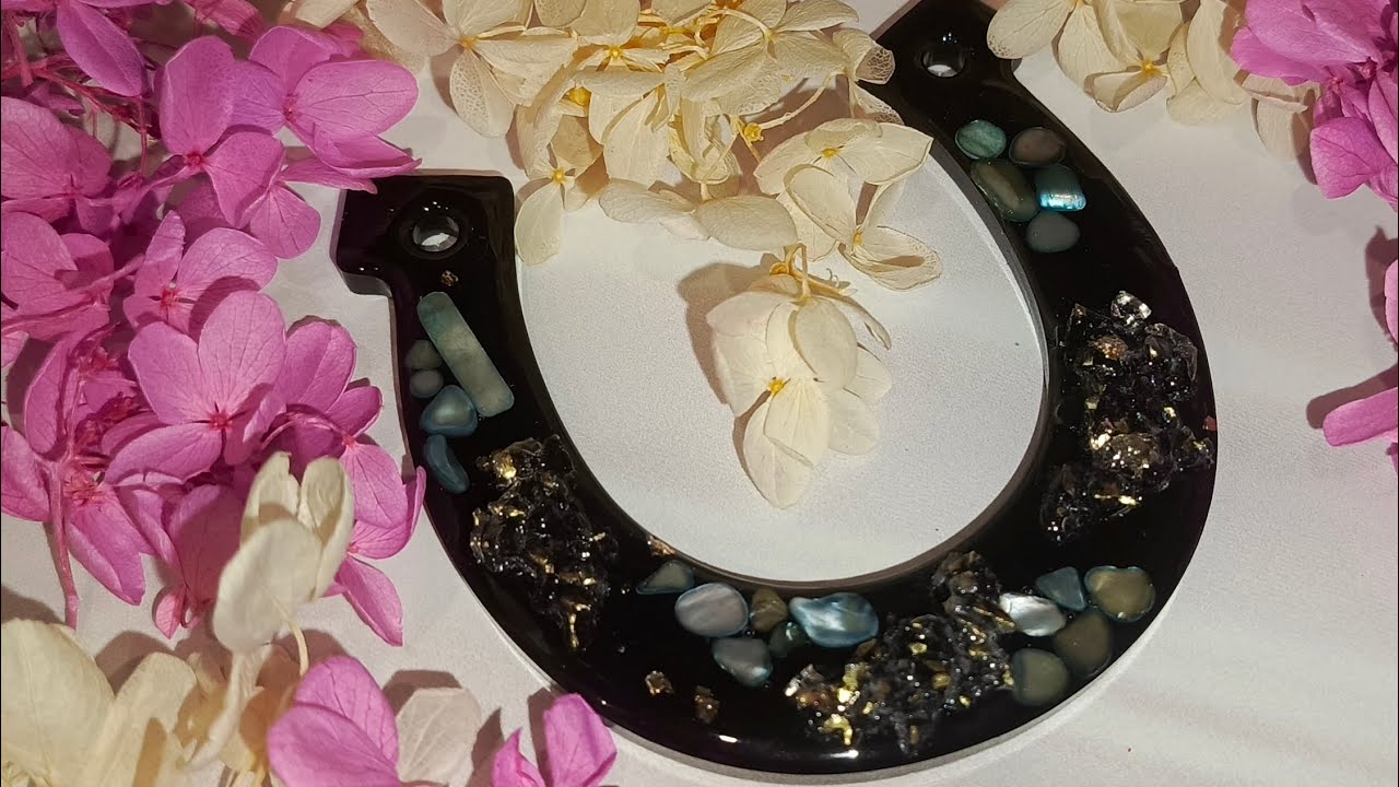 Epoxy Resin // New Ideas for Decorating a Horseshoe // Natural Mother-of-Pearl vs. Glass Chips