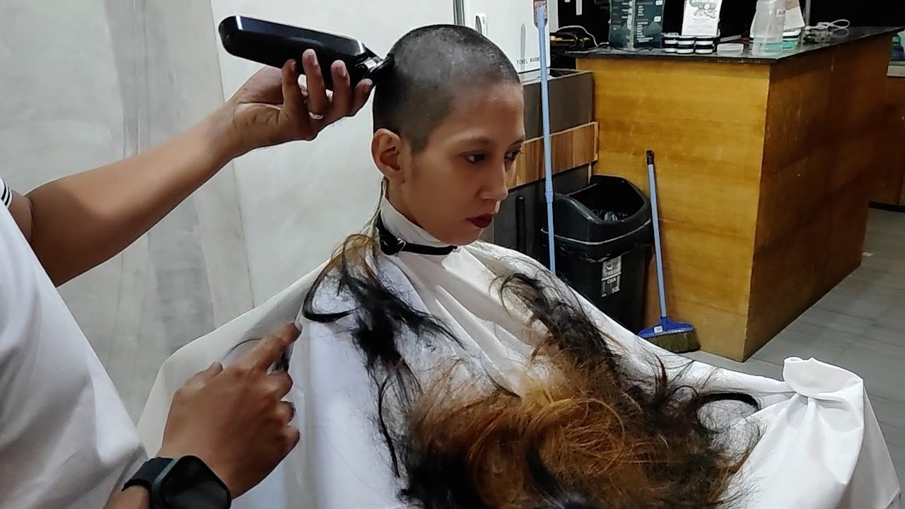 Hot model shaves off all her hair at barbershop