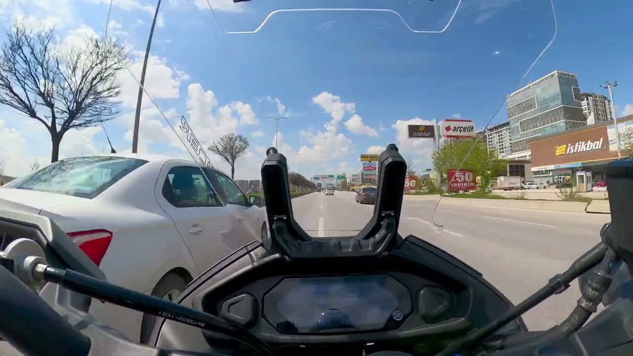 Yamaha Tracer 7 - Fast riding in traffic