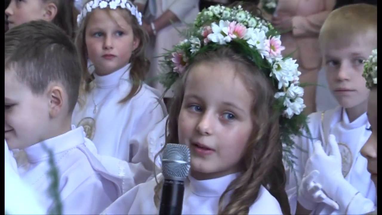 Oliwia śpiewa na Komunii
