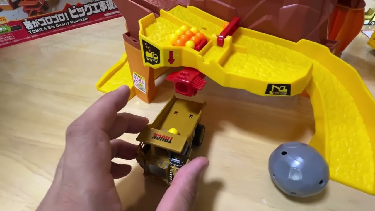 New Marble Run video☆ Construction site dump truck, balls rolling through a quarry