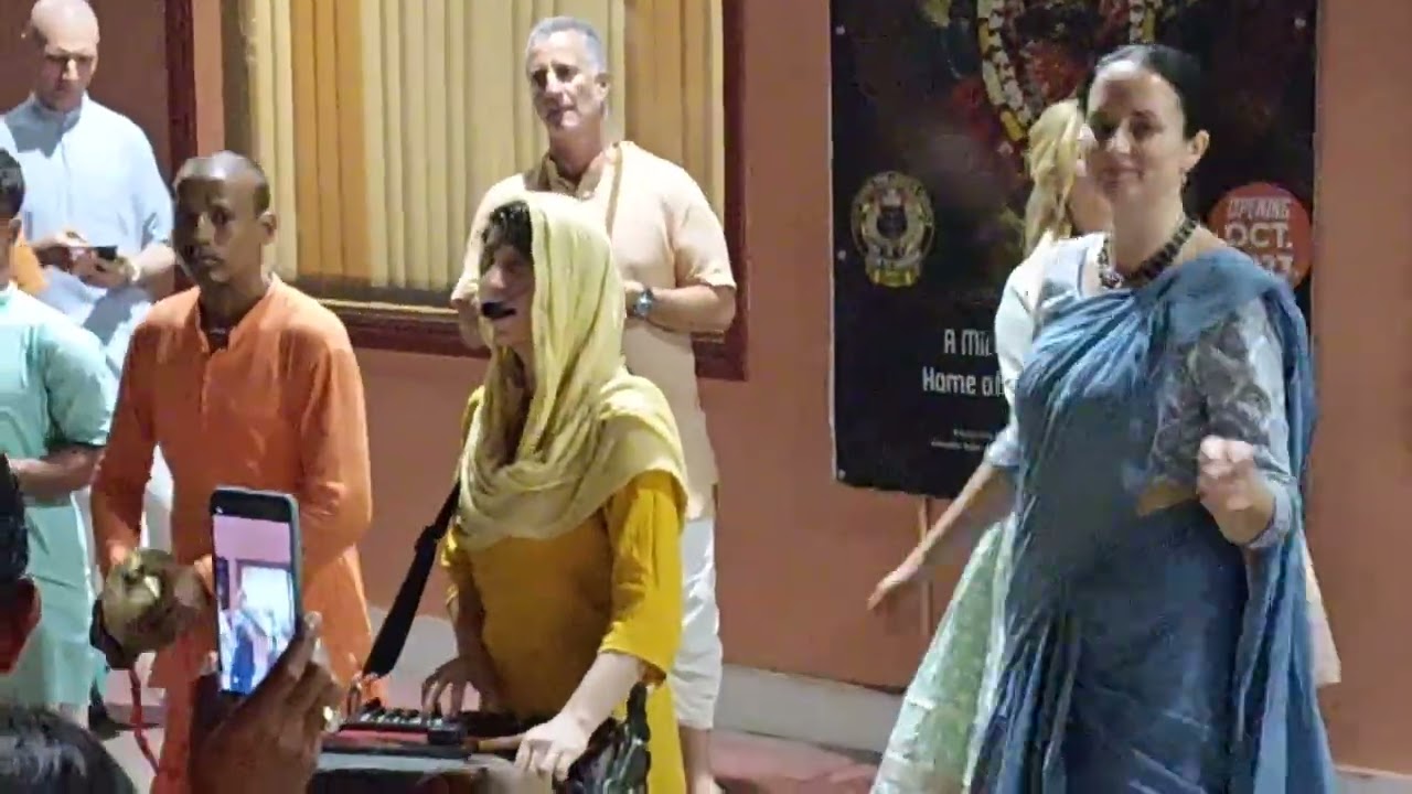 Mayapur sam ke time radha radha Russian girl | Hare krishan Russian girl ga raha hai 