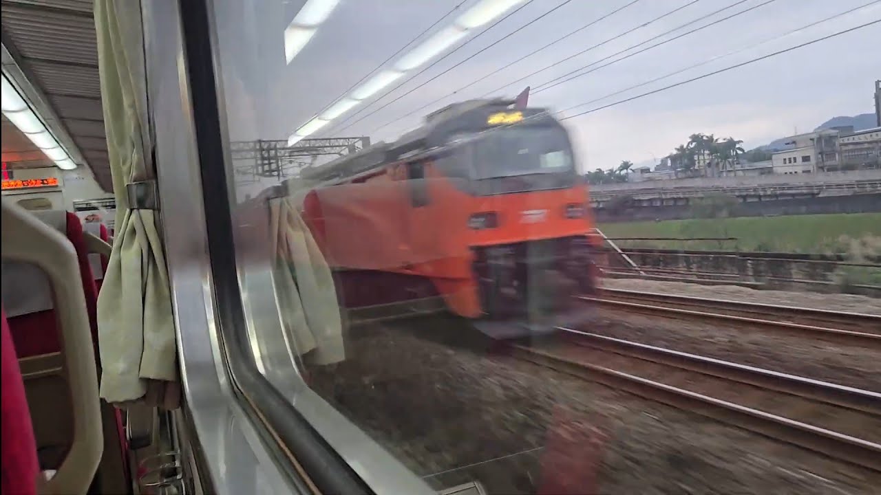 139次七堵發車開往潮州的E500型鳴日色金光牌E531+十二節PP車廂+E529推拉式PP自強號，和172次潮州開往花蓮的E500型雙電力機車頭E538+十二節PP車廂+E537推拉式PP自強號