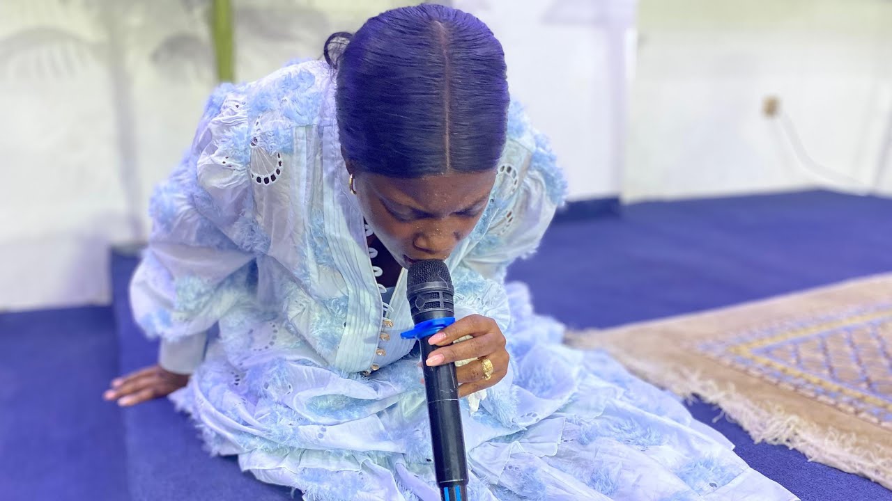 Femme Thamar en larmes et soupir profond vers Dieu.