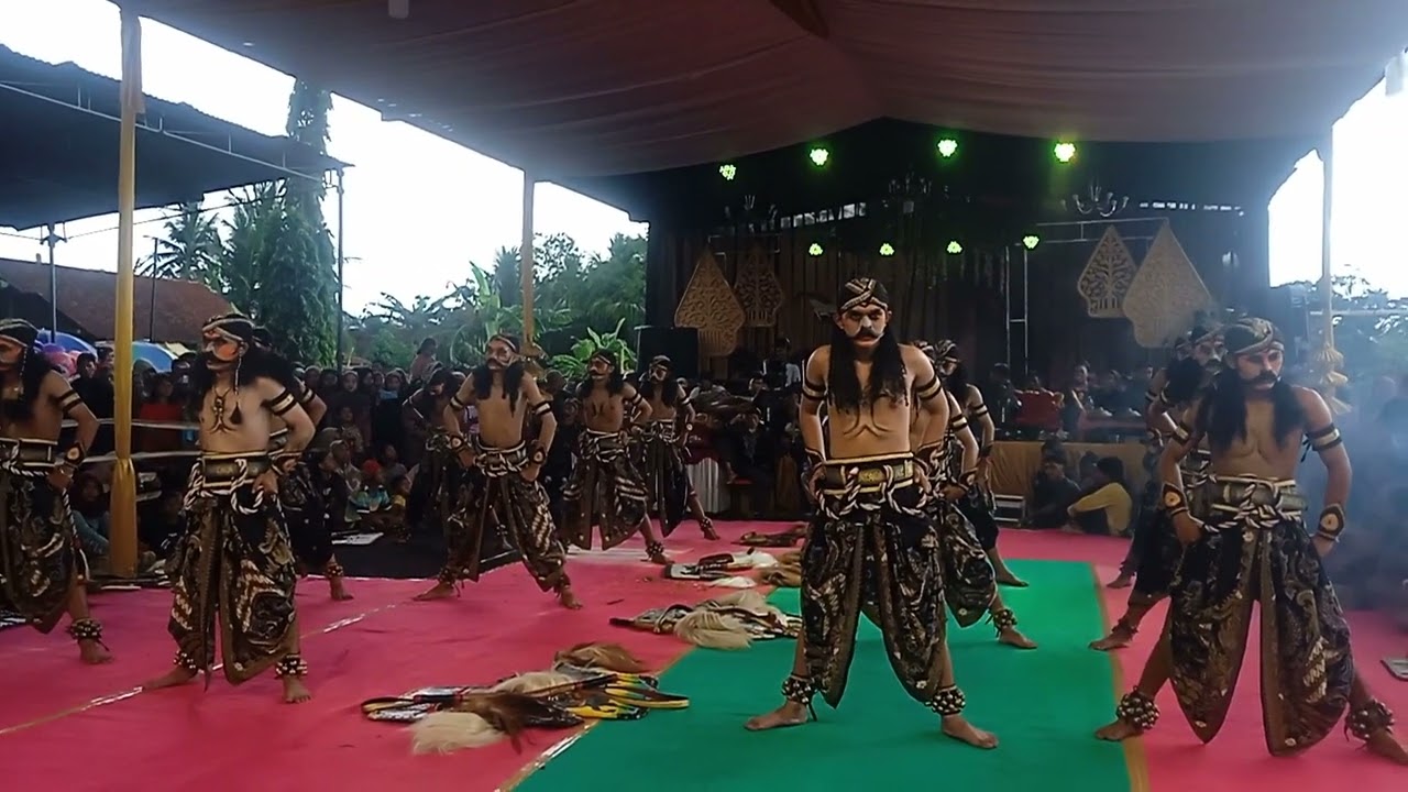 Warok Sido Muncul Turonggo Asih live siang di lapangan  Banjengan pacor #warok #kesenian #tarian