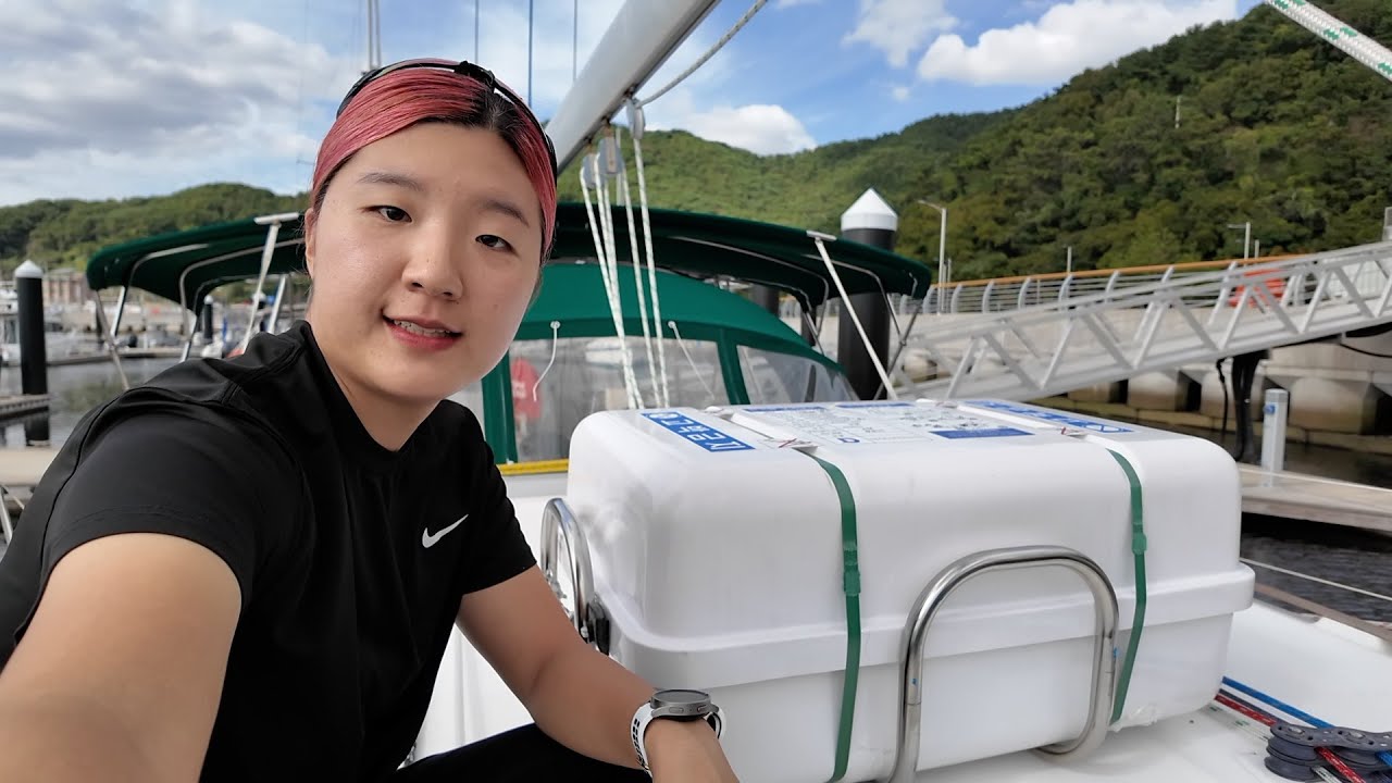 부디 쓸 일 없기를.. 요트 라이프래프트 설치. 결국 배에 구멍을 뚫어야 하나