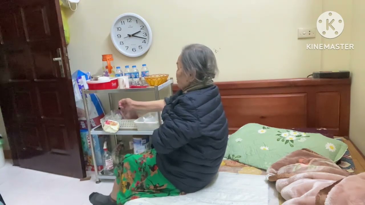 CHĂM SÓC MẸ GIÀ: Con trai thay bỉm cho mẹ. 08/02/2024.
