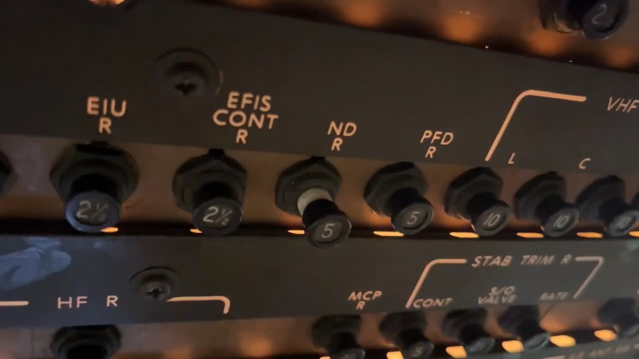 Boeing B747-400BCF - display fail reset and rerack