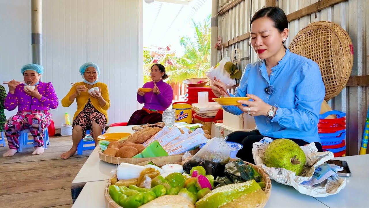 Về quê Ánh Kua bán bánh vui nhộn cho Mẹ và chị em làm Mắm Tôm Chua