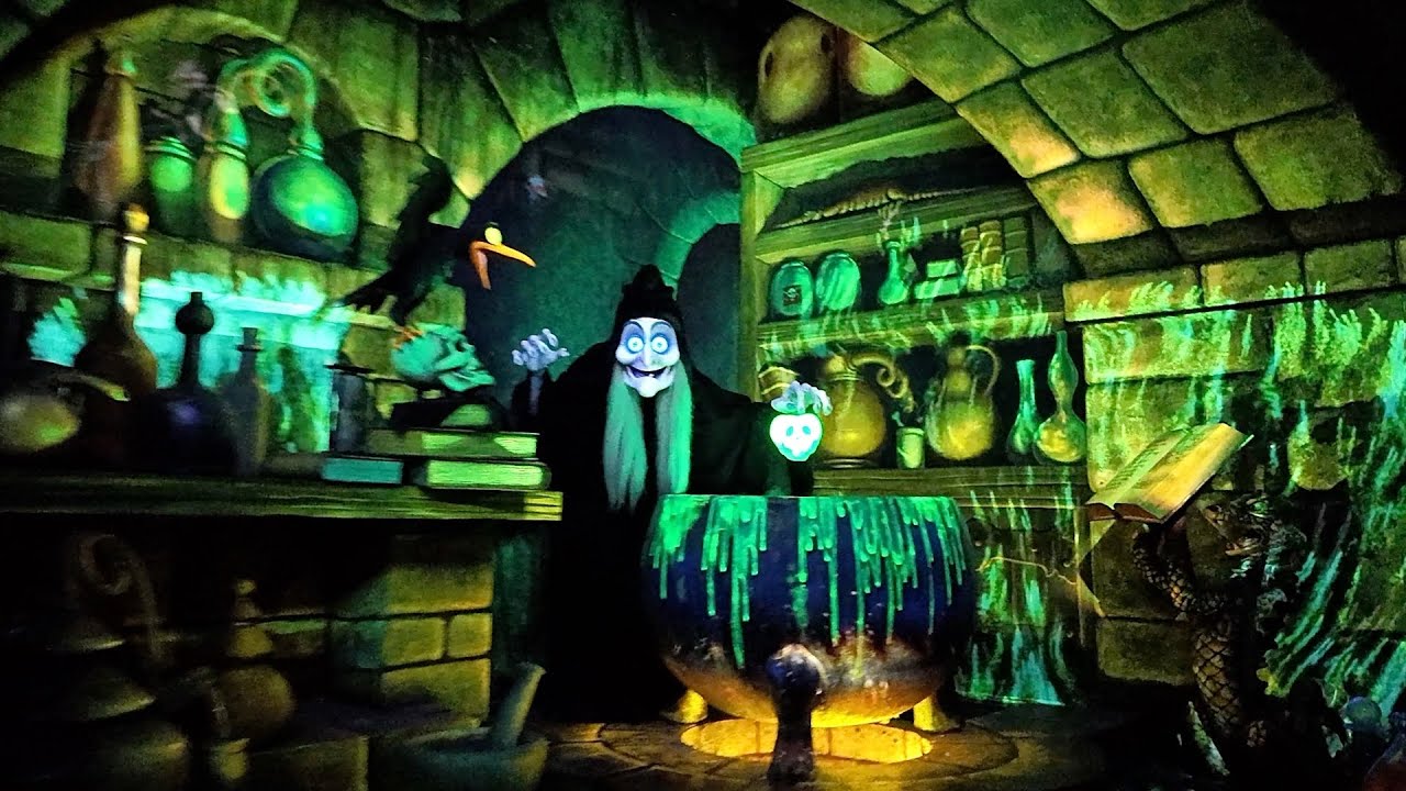 Snow White&rsquo;s Enchanted Wish FULL Ride POV November 2025 | Disneyland 4K [Holidays Have Arrived!]