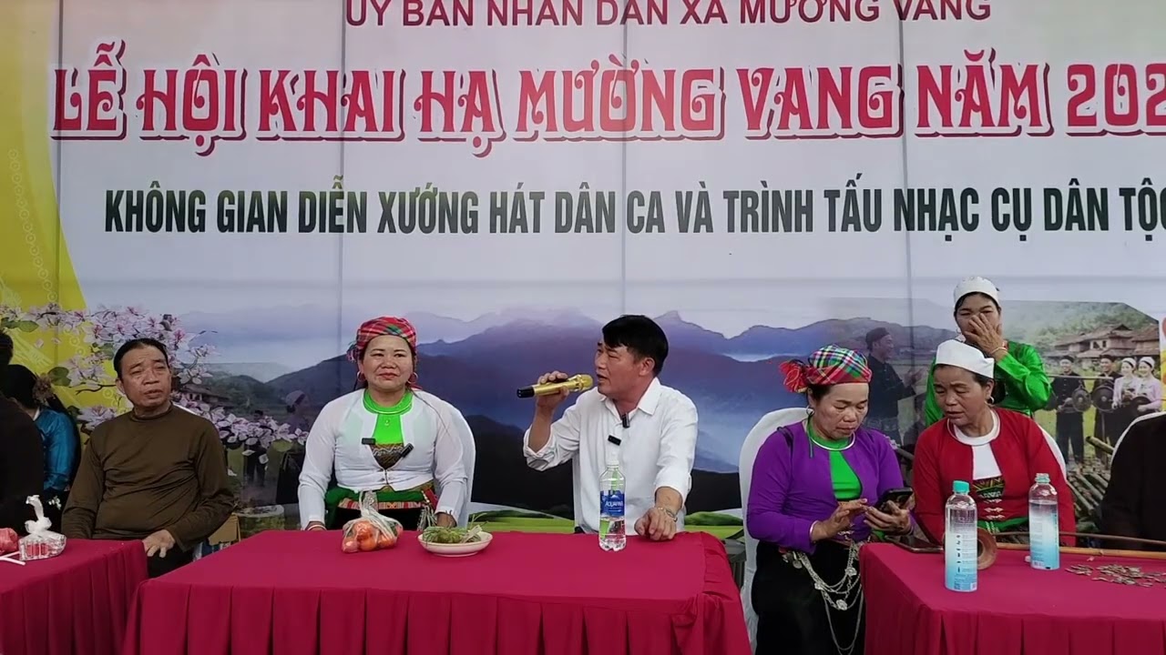 HAI NGHỆ NHÂN HÁT MƯỜNG HAY THỂ HIỆN Ở LỄ HỘI