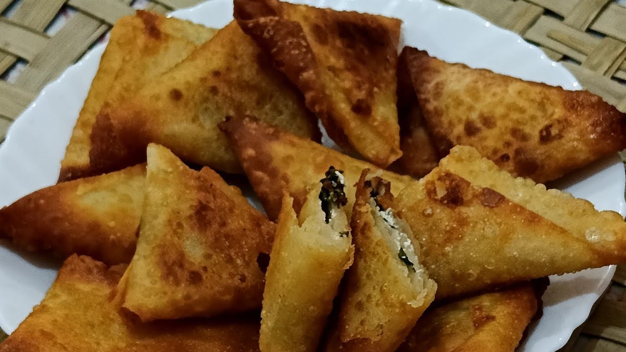 عجينة السمبوسة 👌 بطريقة سهلة  وحشوتين 😋وسر القرمشةمن برة وطرية ولذيذه من جوة🌙 محمرة في الطاسة والفرن