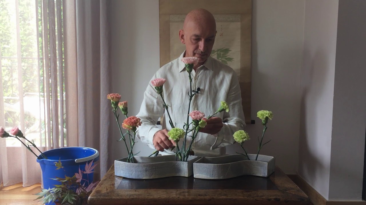 Dimostrazione di composizione floreale giapponese Ikebana, Hana-Isho allineato Narabu. 