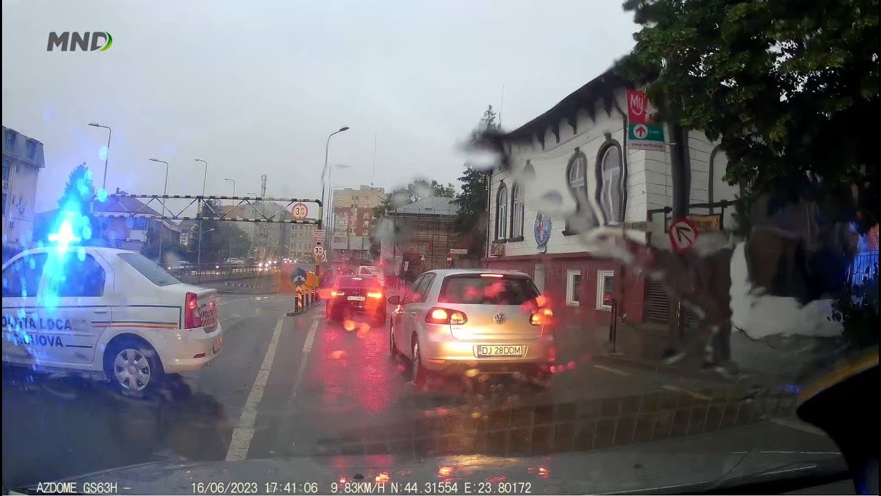 Pasajul subteran blocat de un echipaj de la Politia Locala Craiova pe motiv ca este inundat